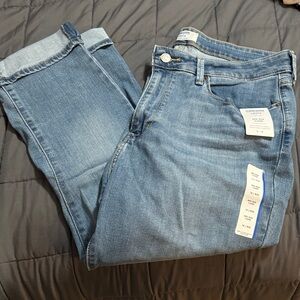 Levi’s Women's Light Blue Mid-rise Capri Jeans